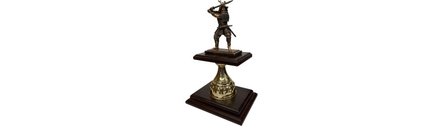 RESIN SCUPLTED SAMURAI FIGURE MOUNTED ON A WOOD VENNER BASE - 12''